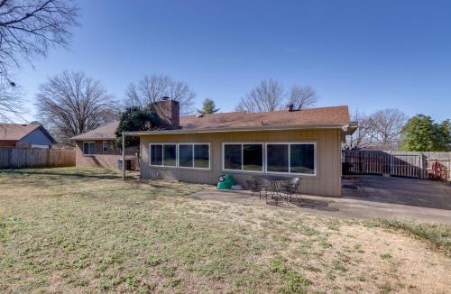 Bentonville - Fayetteville House | Near Trails & Dtwn Springdale! Dog-Friendly Home