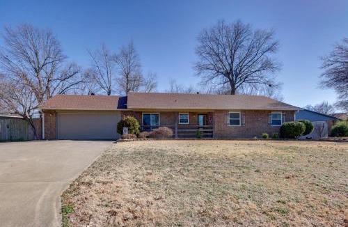 Bentonville - Fayetteville House | Near Trails & Dtwn Springdale! Dog-Friendly Home