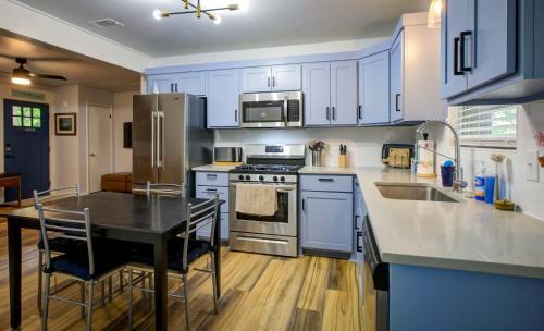Fayetteville House | Near U of A - 4BR Mtn Views Pet-friendly