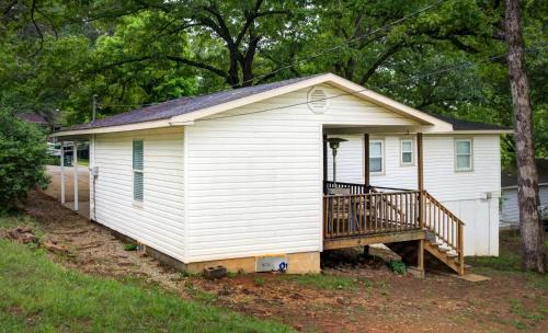 Fayetteville House | Near U of A - 4BR Mtn Views Pet-friendly