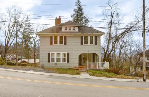 Woodburn House | Near University Ave! Pet-Friendly 3BR w/Foosball!