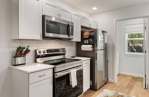 Brentwood Apartment | Near UT, Dining, Bars│Dog-Friendly in Brentwood w/Parking│Just Remodeled!