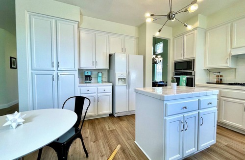 East Roseville Parkway House | Near walkling Trail,Insurance stay, 30+ stay, Pet stay