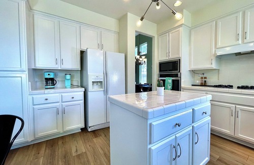 East Roseville Parkway House | Near walkling Trail,Insurance stay, 30+ stay, Pet stay