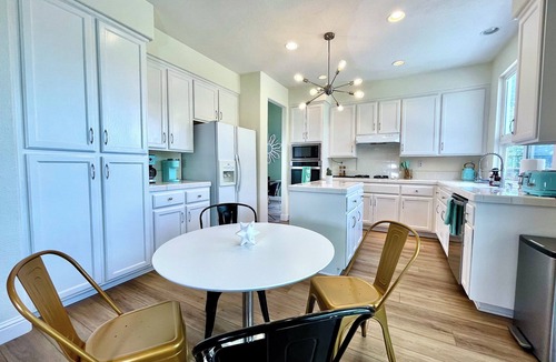 East Roseville Parkway House | Near walkling Trail,Insurance stay, 30+ stay, Pet stay