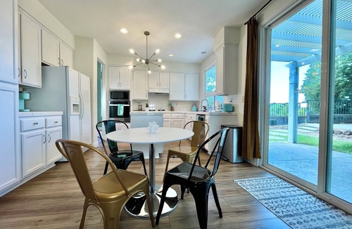 East Roseville Parkway House | Near walkling Trail,Insurance stay, 30+ stay, Pet stay