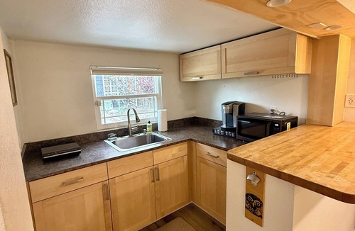 Fauntleroy House | Near Water Boho Basement – Private Entry, New Bath