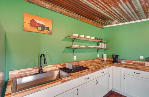 Treloar Apartment | Near Wineries: Country Condo in New Haven