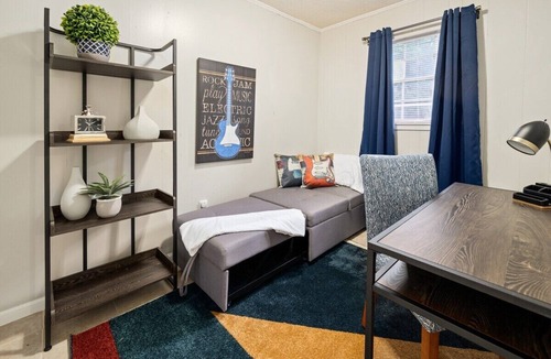 Pineville Apartment | Near Zoo/Museum | 55" TV | King 🛏| W/D|Free🅿️| Pet✅