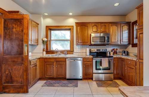 College Hill House | Nearby Wesley. Ping Pong, Foosball, & Games!