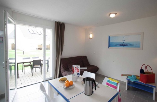 Auberville House | Neat apartment with microwave