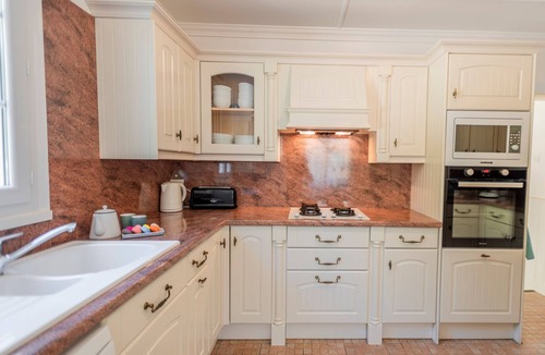 Laprade House | Neat modern house with private pool