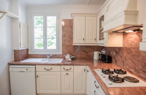 Laprade House | Neat modern house with private pool