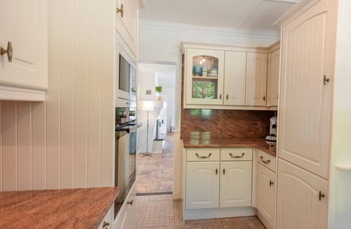 Laprade House | Neat modern house with private pool