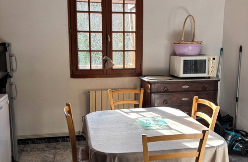 Nebian Apartment | Nébian, house with garden, 2 rooms with courtyard by the river