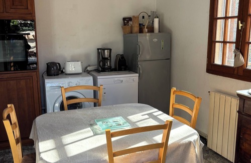 Nebian Apartment | Nébian, house with garden, 2 rooms with courtyard by the river