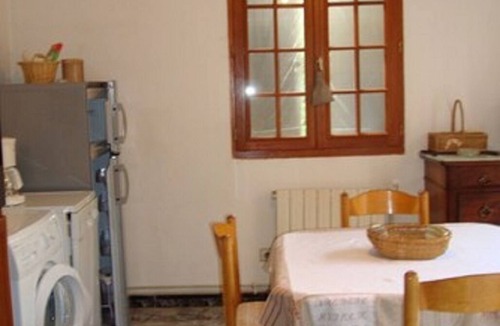 Nebian Apartment | Nébian, house with garden, 2 rooms with courtyard by the river