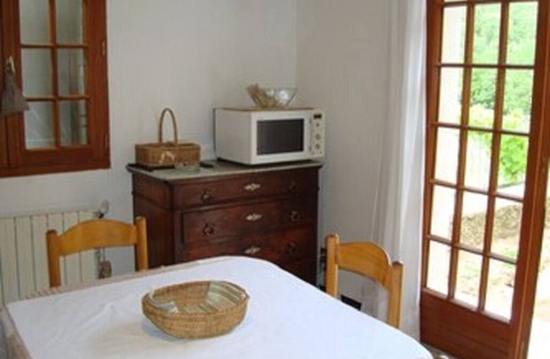 Nebian Apartment | Nébian, house with garden, 2 rooms with courtyard by the river