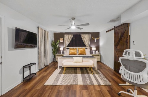 Greater Heights House | Nebula Ranch | Fire Pit · King Bed · Mural Yard | Houston Heights