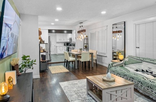 Greater Heights House | Nebula Ranch | Fire Pit · King Bed · Mural Yard | Houston Heights