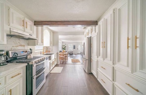 Greater Heights House | Nebula Ranch | Fire Pit · King Bed · Mural Yard | Houston Heights