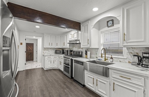 Greater Heights House | Nebula Ranch | Fire Pit · King Bed · Mural Yard | Houston Heights