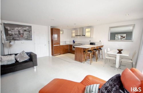 Dickens Heath Apartment | NEC. Stunning Solihull Penthouse