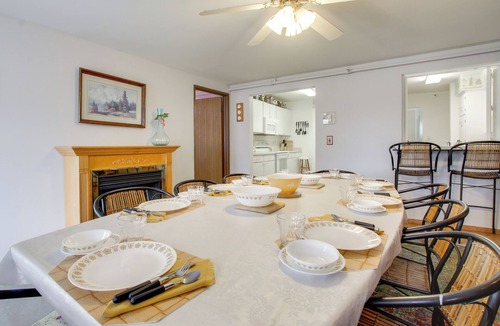 Neenah House | Neenah Home w/Deck: Near Lake Winnebago