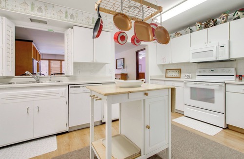 Neenah House | Neenah Home w/Deck: Near Lake Winnebago