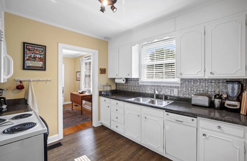 Inglewood Cottage | Neighborhood Retreat - Large Yard Family Fire Pit