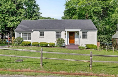 Inglewood Cottage | Neighborhood Retreat - Large Yard Family Fire Pit