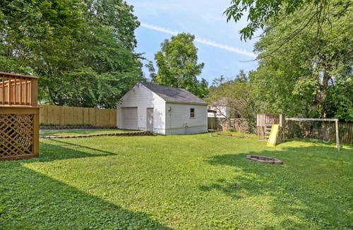 Inglewood Cottage | Neighborhood Retreat - Large Yard Family Fire Pit