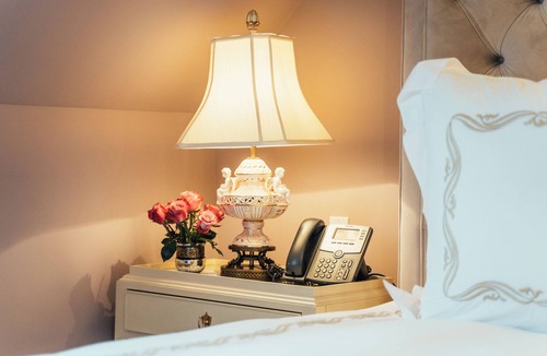 Lower Pacific Heights Hotel | Neighbourgood Sutter Mansion