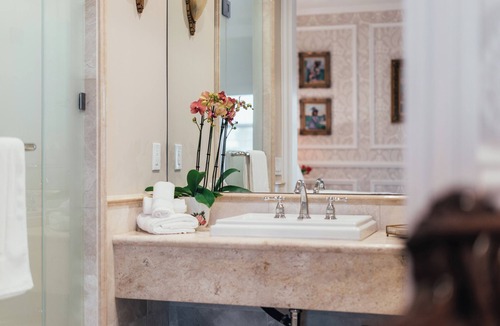 Lower Pacific Heights Hotel | Neighbourgood Sutter Mansion