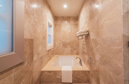 Lower Pacific Heights Hotel | Neighbourgood Sutter Mansion