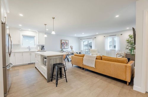 Cornwall House | Neighbourhood Gem Near Downtown Cornwall & the St. Lawrence River