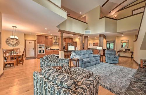 Rome House | Nekoosa Golf Course Retreat with Hot Tub!