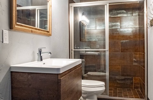 Sheridan House | Nelson Inn - The Four Top, 201