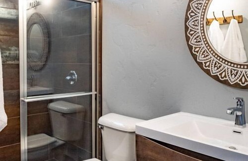 Sheridan House | Nelson Inn - The Four Top, 102