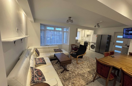 Kidlington House | nEnjoy a stylish and comfortable stay in this newly refurbished bungalow