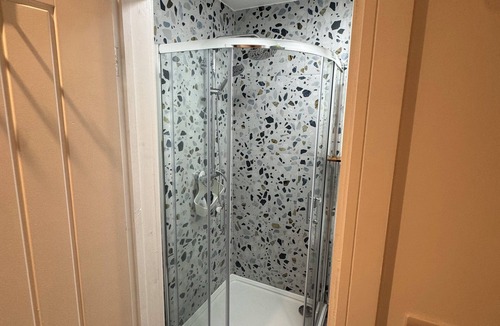 Kidlington House | nEnjoy a stylish and comfortable stay in this newly refurbished bungalow