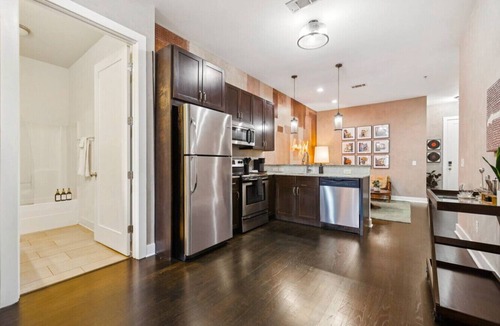 West End Condo | Neon Daes Amazing Location Near Vandy/Broadway
