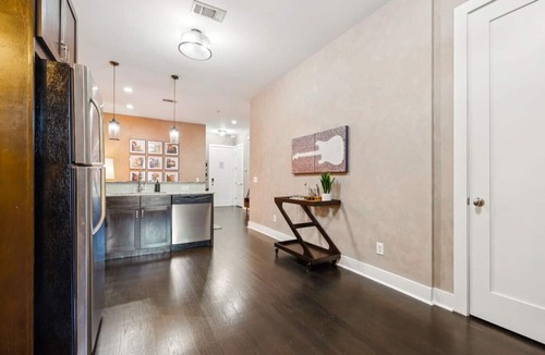 West End Condo | Neon Daes Amazing Location Near Vandy/Broadway