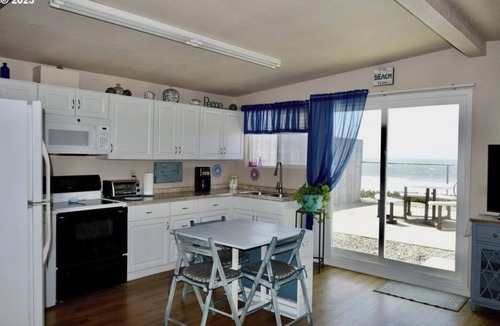 Gold Beach Cottage | Nesika Beach Bluff Cottage