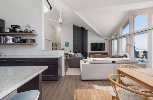 Neskowin House | Neskowin North - Modern, Oceanfront, Hot tub!