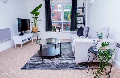 Northampton Apartment | Nest Easy - Alpha House (two bedroom)