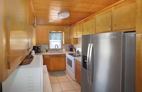 Crescent Beach House | "Nest" house across street from beach w/Pool