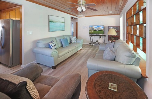 Crescent Beach House | "Nest" house across street from beach w/Pool
