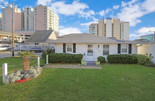 Crescent Beach House | "Nest" house across street from beach w/Pool