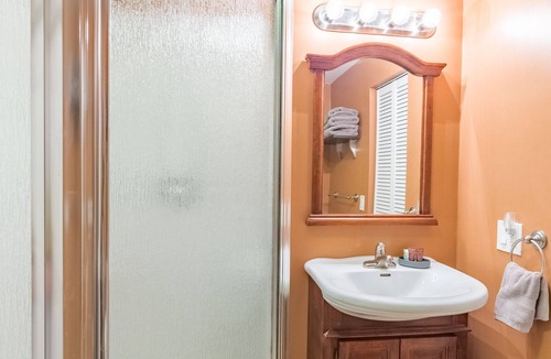 Olcott Cottage | Nestled alongside the Marina is a pristine and private cottage